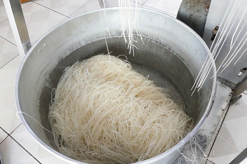 ライスペーパーは裁断されて麺に