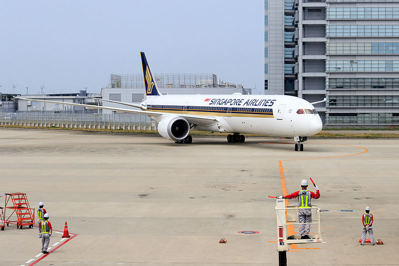 関西国際空港に到着したシンガポール航空のボーイング 787-10型機