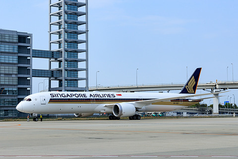 787シリーズ最大となるボーイング 787-10型機が関空に到着
