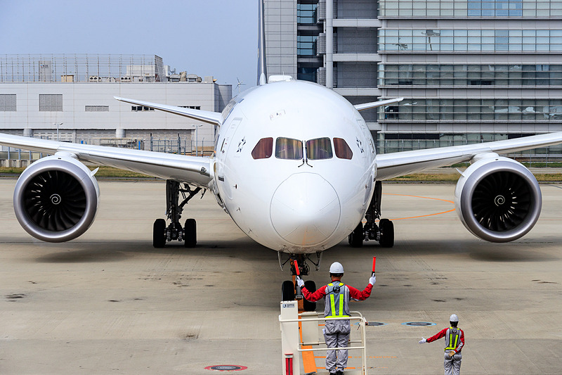 関空に到着したシンガポール航空の787-10型機は39番スポットに駐機。旅行会社によるチャーター便運航の合間に報道向けに機体が公開された
