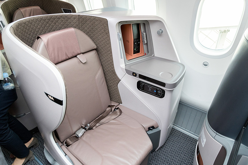 窓側の1列はシートが左右交互に配置されている