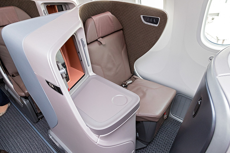 窓側の1列はシートが左右交互に配置されている