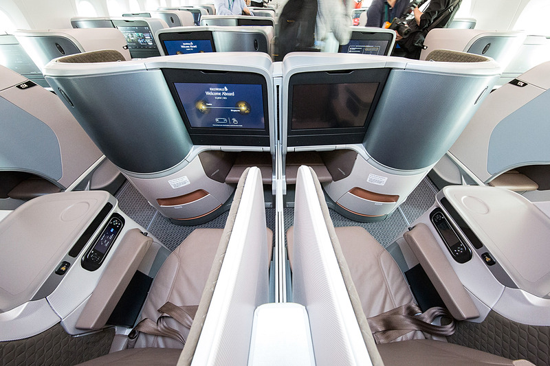 中央の2列はシート間が近い配置と遠い配置が交互に連なっている