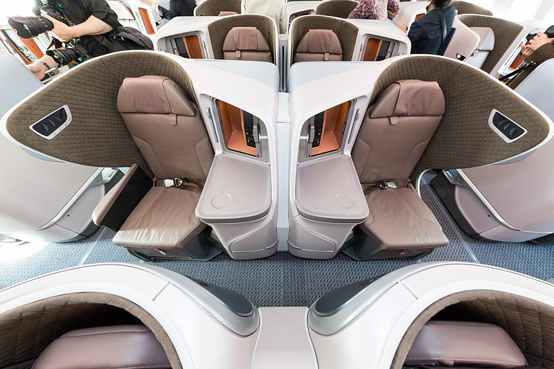 中央の2列はシート間が近い配置と遠い配置が交互に連なっている