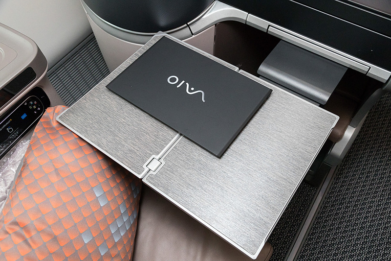 テーブルはモニターの下に収納されていて、引き出して広げて使用する。写真は13インチクラスのノートPCを置いたところ