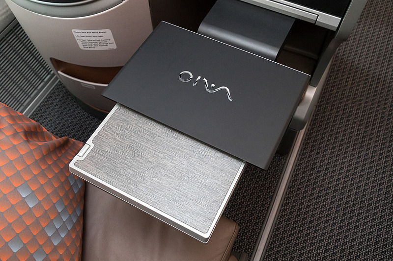 テーブルはモニターの下に収納されていて、引き出して広げて使用する。写真は13インチクラスのノートPCを置いたところ