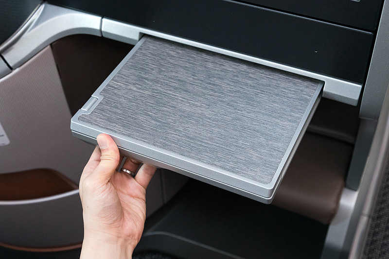 テーブルはモニターの下に収納されていて、引き出して広げて使用する。写真は13インチクラスのノートPCを置いたところ