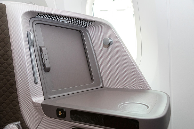 食事でテーブルを使用するときは、サイドにあるミニテーブルにノートPCを逃がすことができる。奥には収納と、ユニバーサルAC電源、充電用のUSBポートが2基を備え、隣には引き出すタイプの鏡がある