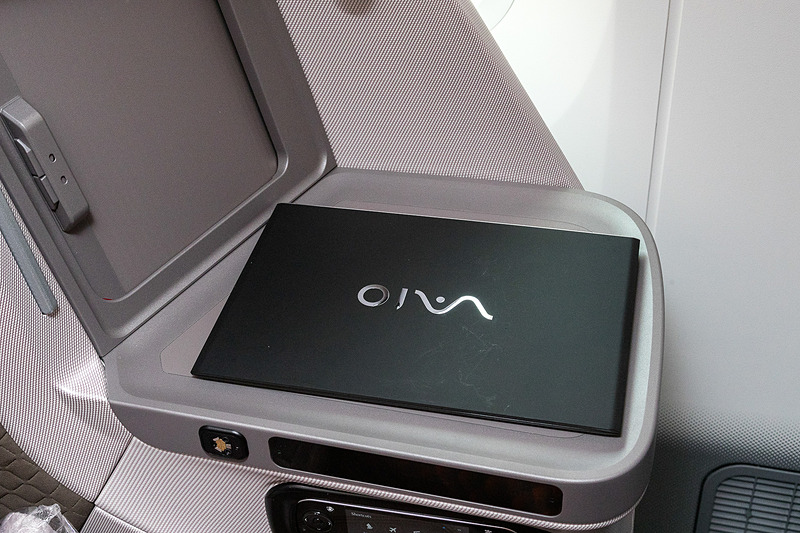 食事でテーブルを使用するときは、サイドにあるミニテーブルにノートPCを逃がすことができる。奥には収納と、ユニバーサルAC電源、充電用のUSBポートが2基を備え、隣には引き出すタイプの鏡がある