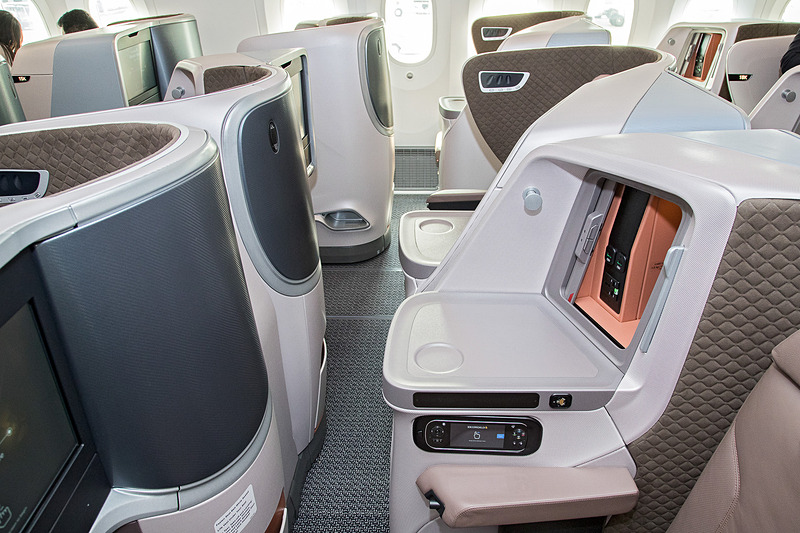 中央の2列席の間にあるディバイダーを上げることでプライバシーを確保できる