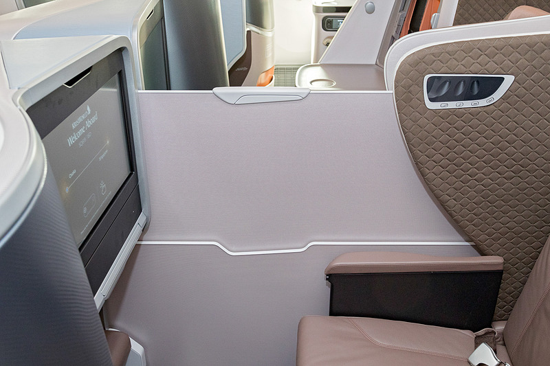 中央の2列席の間にあるディバイダーを上げることでプライバシーを確保できる