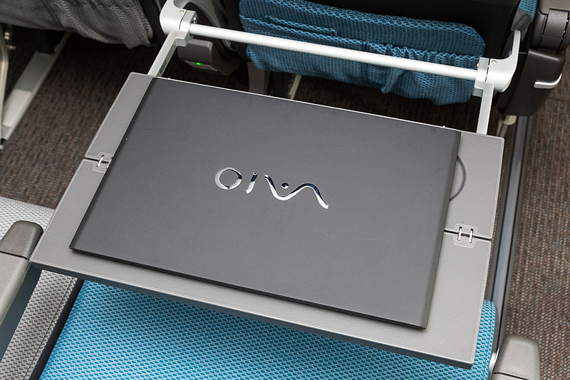 テーブルは2つ折りになっていて、手前に倒して開いて引き出す。13インチクラスのノートPCを置いてみた