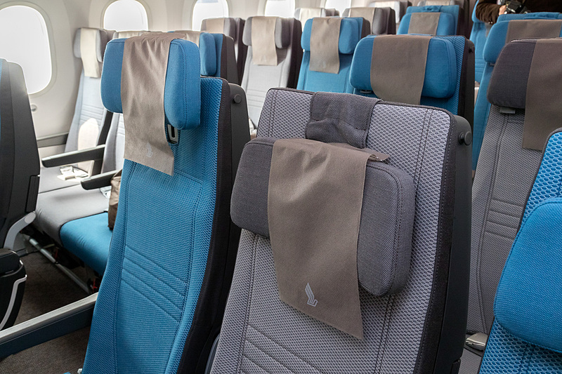 ヘッドレストは高さや角度を自分に合わせて調整できる