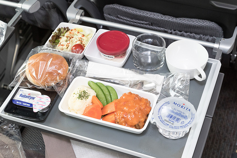 エコノミークラスでも村田吉弘氏の監修メニューを5月から提供する予定だが、取材日は現行の機内食メニューが参考展示されていた