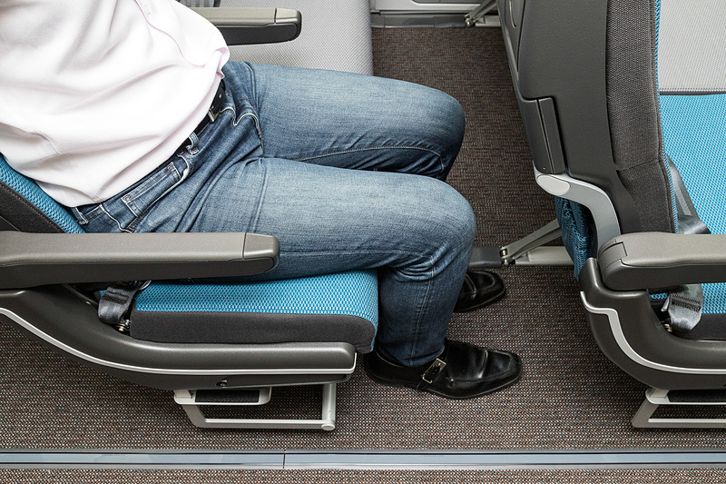 身長176cmの記者が座ってみた。フットレストをなくして足元のスペースを広くしている