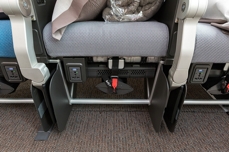 ユニバーサルAC電源はシートの下にある