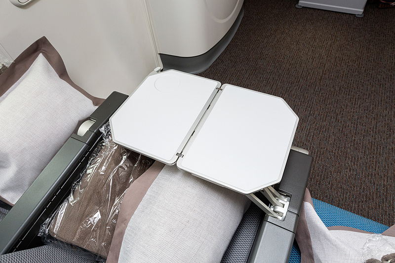 前にシートがない列ではテーブルは肘掛けの中から、モニターは足元から引き出す