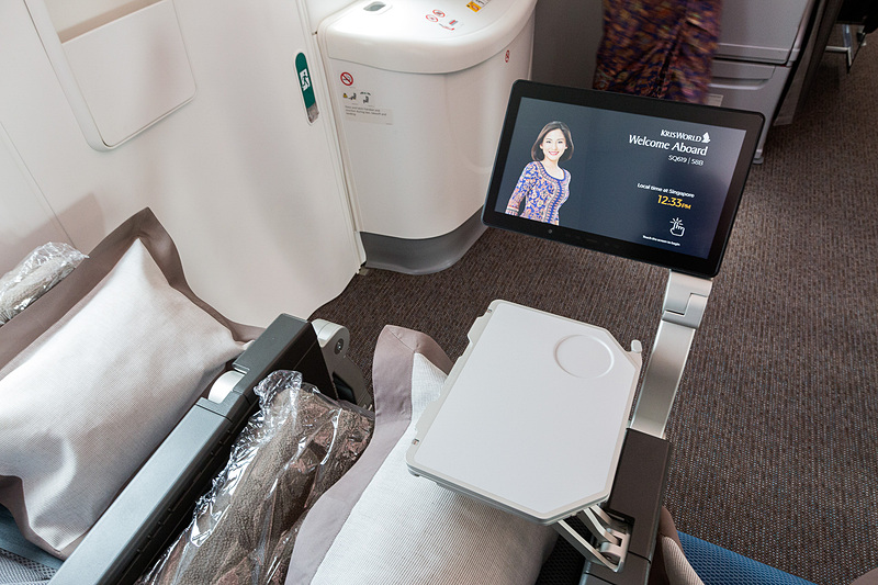 前にシートがない列ではテーブルは肘掛けの中から、モニターは足元から引き出す