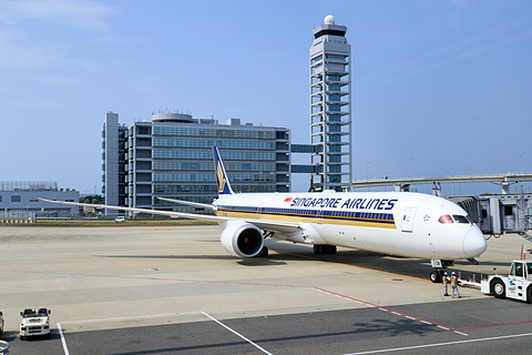 シンガポール航空、ボーイング 787-10型機を関空で報道公開。新開発の