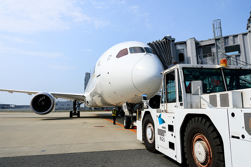 プッシュバック開始。パイロットが手を振る姿が見える