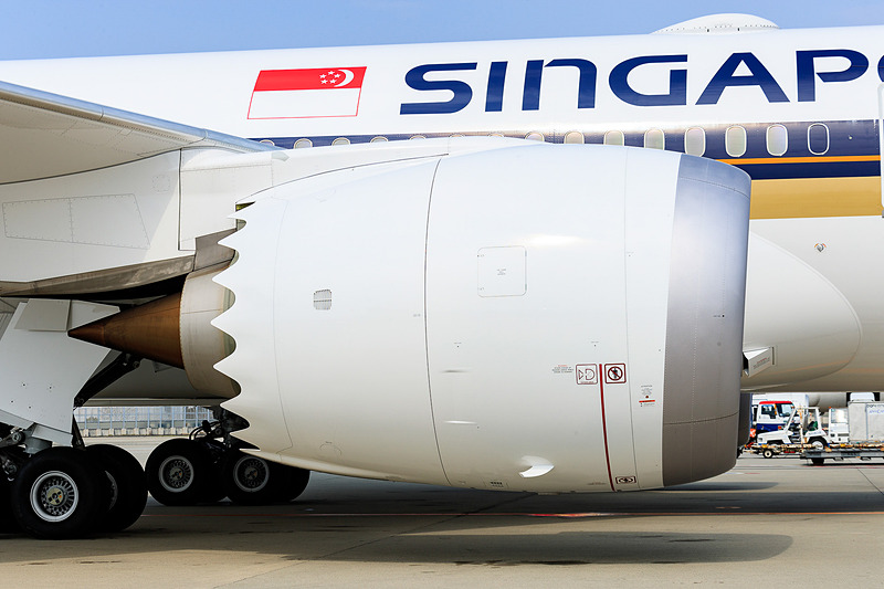 39番スポットに駐機する787-10型機。機内Wi-Fiによるインターネット接続サービスにも対応しており、ビジネスクラスやマイレージ上級会員が利用できる