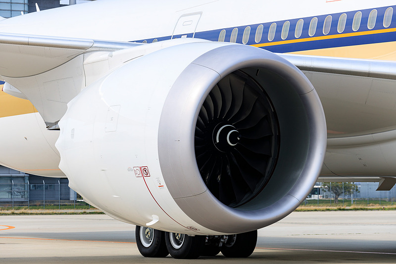 39番スポットに駐機する787-10型機。機内Wi-Fiによるインターネット接続サービスにも対応しており、ビジネスクラスやマイレージ上級会員が利用できる