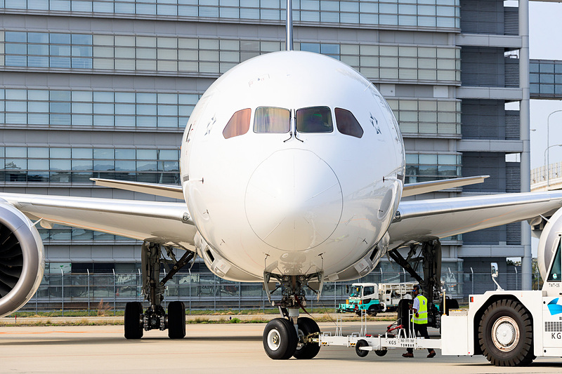 プッシュバック開始。パイロットが手を振る姿が見える