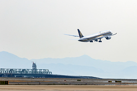 シンガポール航空、ボーイング 787-10型機を関空で報道公開。新開発の