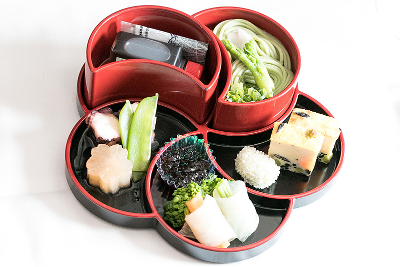 日本発便のビジネスクラスでは、期間限定で京都の老舗料亭「菊乃井」の村田吉弘氏が監修した和食メニュー「花恋暦」と「上撰 純米大吟醸松の翠」を用意する予定