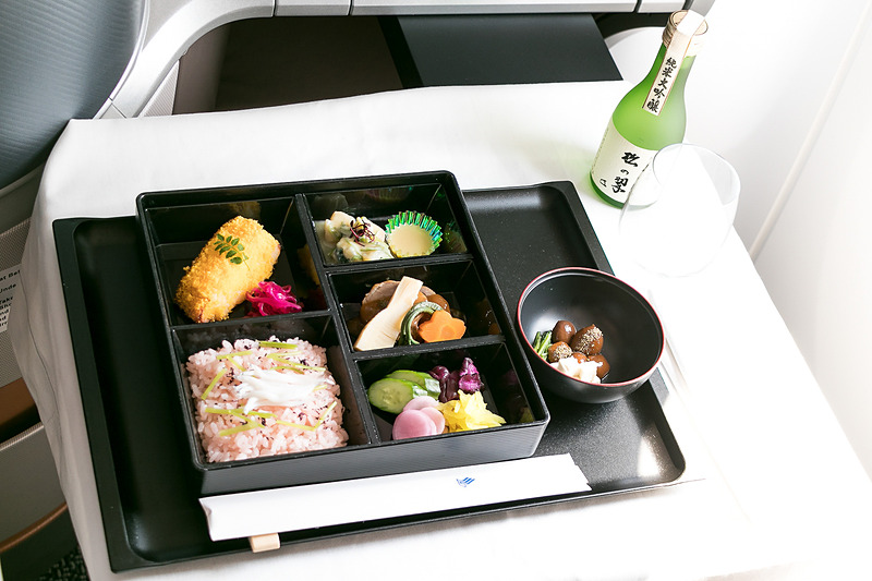 日本発便のビジネスクラスでは、期間限定で京都の老舗料亭「菊乃井」の村田吉弘氏が監修した和食メニュー「花恋暦」と「上撰 純米大吟醸松の翠」を用意する予定
