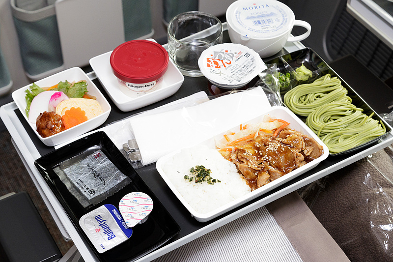 エコノミークラスでも村田吉弘氏の監修メニューを5月から提供する予定だが、取材日は現行の機内食メニューが参考展示されていた
