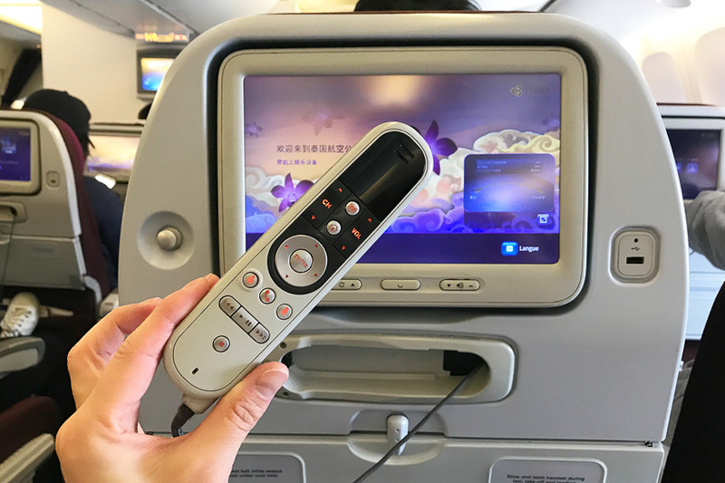 モニターの下に埋め込まれているリモコン