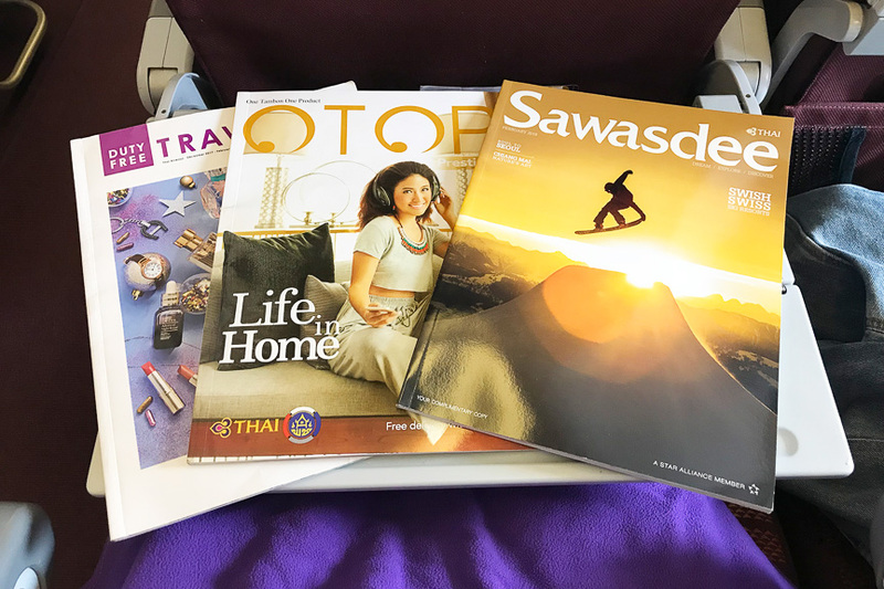 シートポケットには機内誌などこちらの3冊