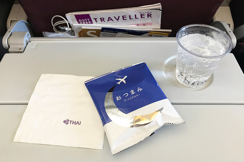 離陸後しばらくするとスナックが