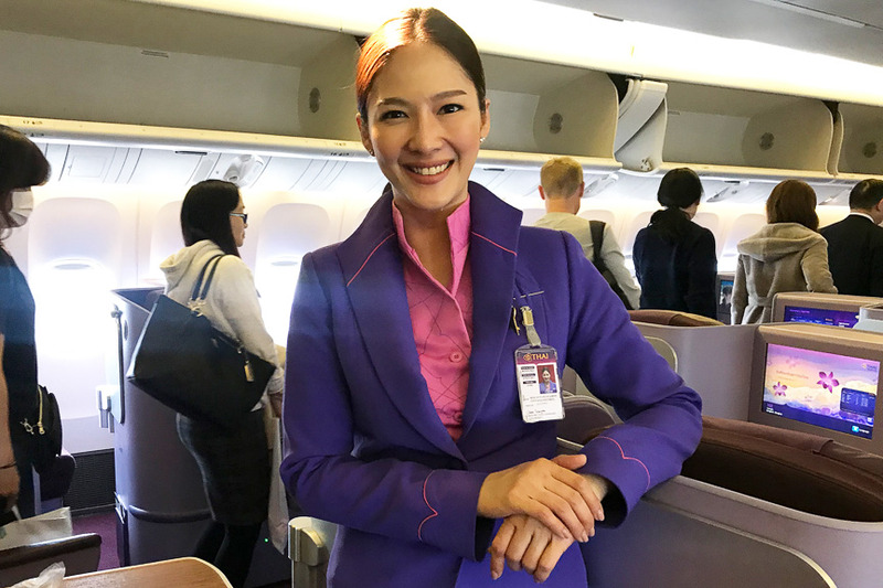 制服姿がキマっている美人CA（客室乗務員）さんを記念にパチリ