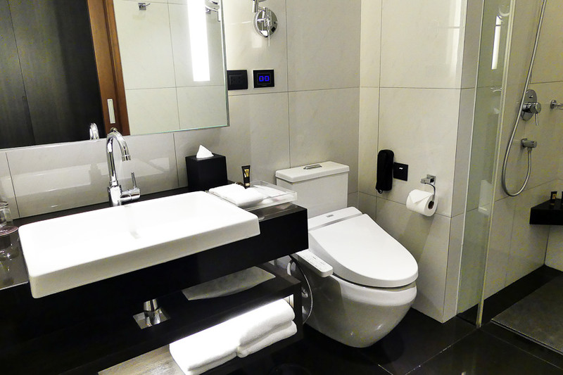 バスルームにはシャワーブースのほかに独立したバスタブも。外国にありがちなガラス張り