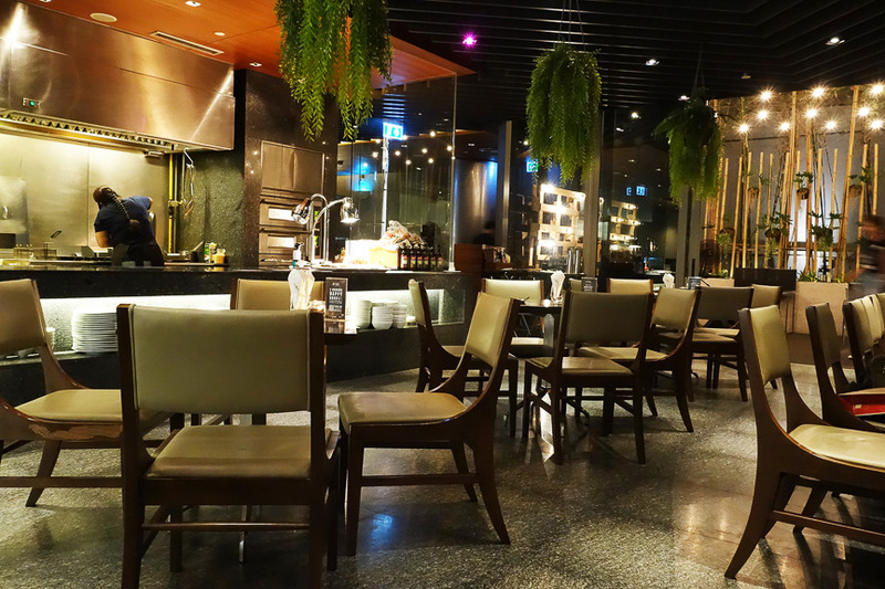 地下1階のレストラン「ELEMENT」は朝食会場にもなります