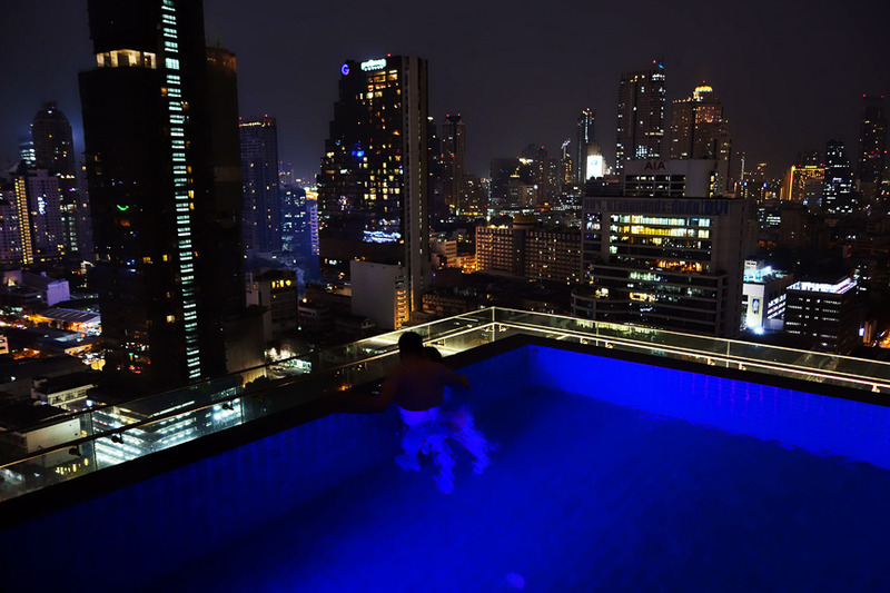 夜はバンコクの夜景を楽しめる魅惑のプールに！