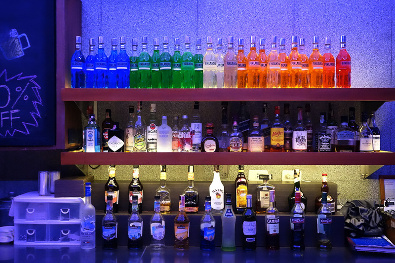 プールサイドにあるAkaAzaバー