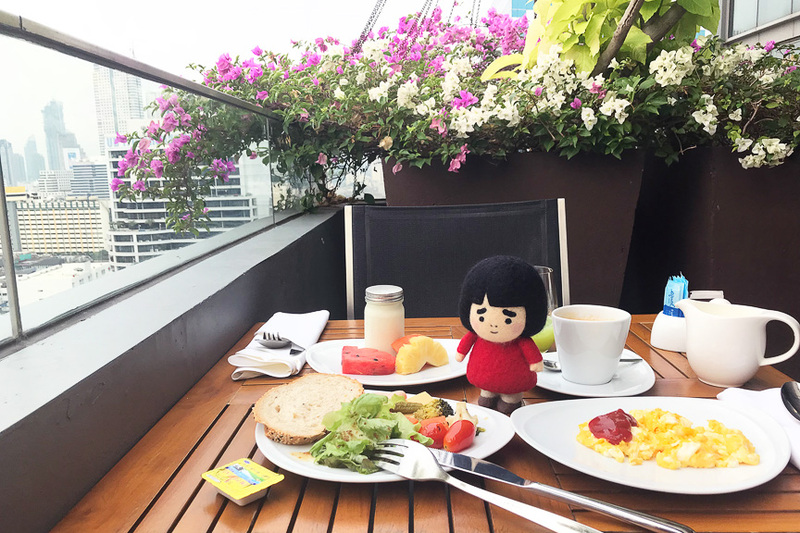 カラフルなブーゲンビリアが南国ムードを盛り上げます