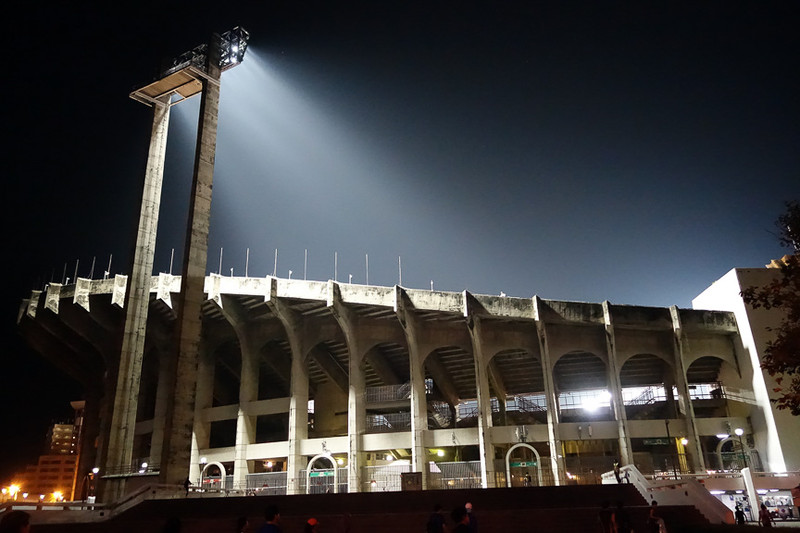 近くで見るとかなり立派なスタジアム