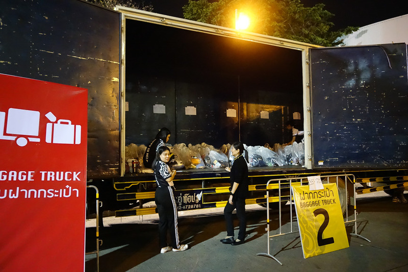 荷物を預けるバゲージトラックが何台も