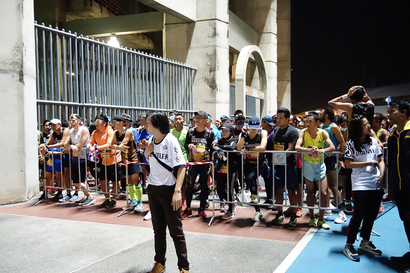 スタジアムのなかに入る手前がBブロックの選手のスタート