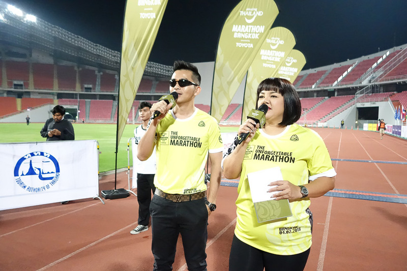 盛り上げるMCの2人。女性の方はタイのブルゾンちえみといったところでしょうか