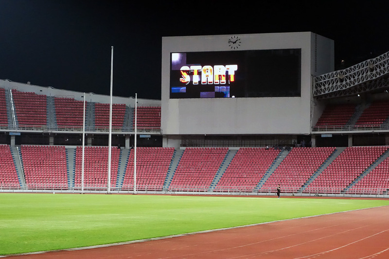 その時スタジアムの電光掲示板は……