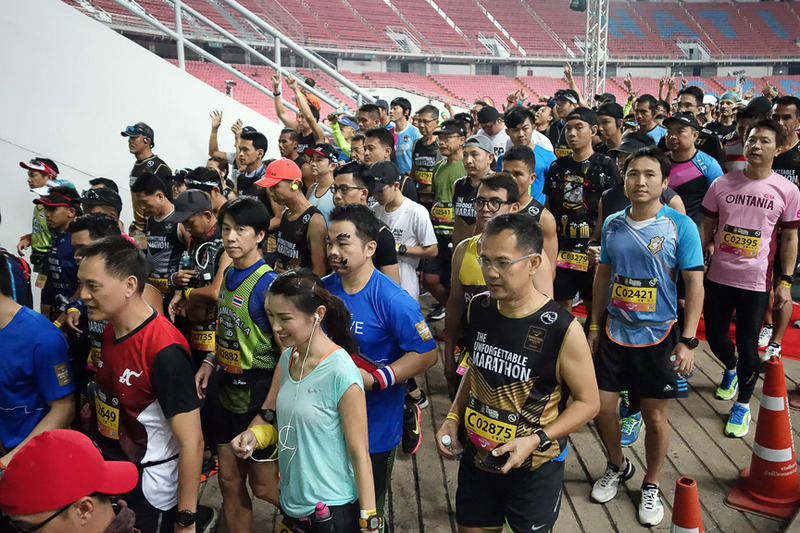 トラックを半周くらいしてスタジアムの外に出ていきます