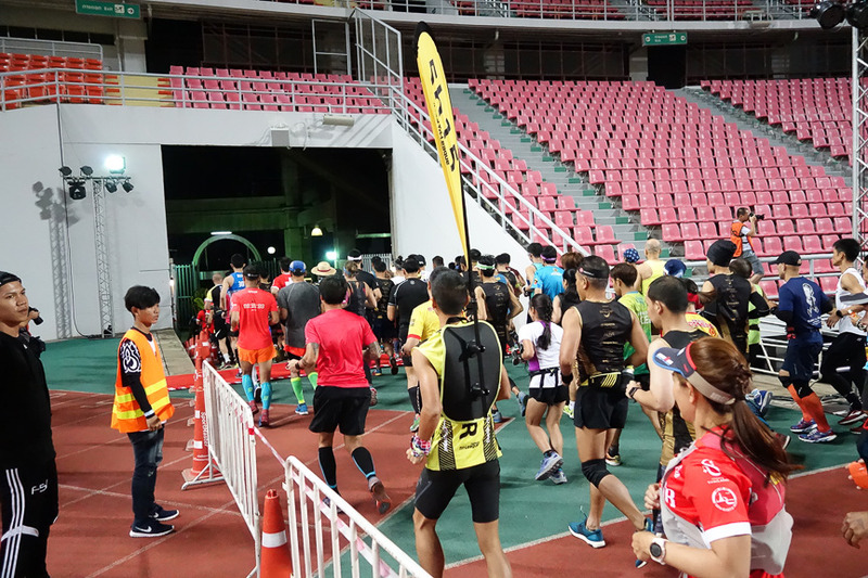 トラックを半周くらいしてスタジアムの外に出ていきます