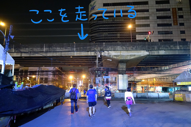 高架になっている高速道路上を走るフルマラソンのランナー