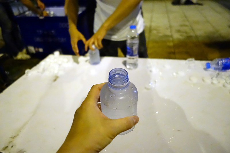 無事水をゲット！　ほかにスポーツドリンクもあり