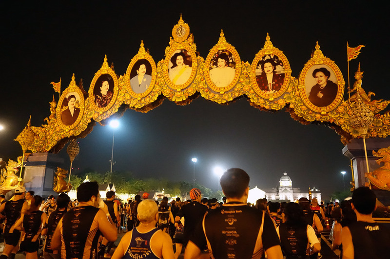 国王夫人の写真が飾られるアーチを通過。正面に見えるのはアナンタサマーコム殿という迎賓館のような建物